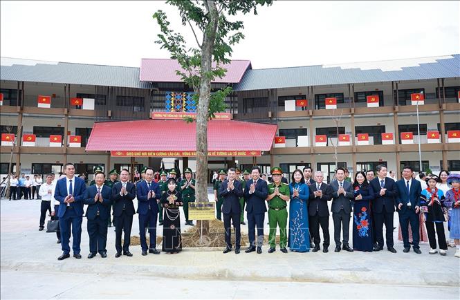 Thủ tướng Lê Minh Hưng trồng cây tại Trường Phổ thông nội trú liên cấp Tiểu học và Trung học cơ sở Mường Khương, xã Mường Khương, tỉnh Lào Cai. Ảnh: Dương Giang – TTXVN
