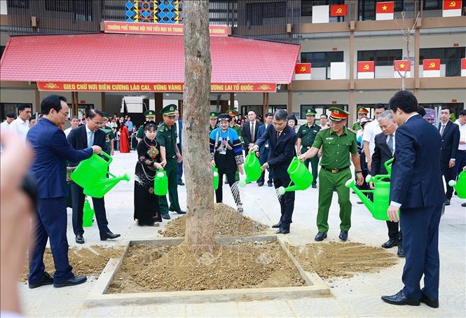 Thủ tướng Lê Minh Hưng trồng cây tại Trường Phổ thông nội trú liên cấp Tiểu học và Trung học cơ sở Mường Khương, xã Mường Khương, tỉnh Lào Cai. Ảnh: Dương Giang – TTXVN
