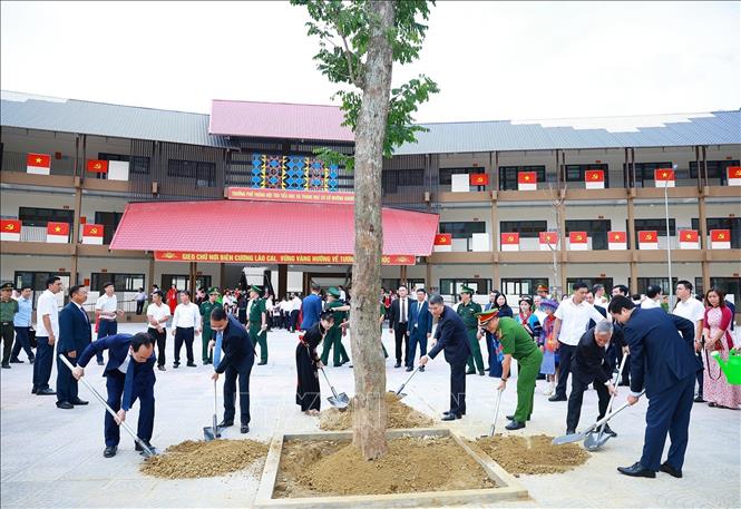 Thủ tướng Lê Minh Hưng trồng cây tại Trường Phổ thông nội trú liên cấp Tiểu học và Trung học cơ sở Mường Khương, xã Mường Khương, tỉnh Lào Cai. Ảnh: Dương Giang – TTXVN
