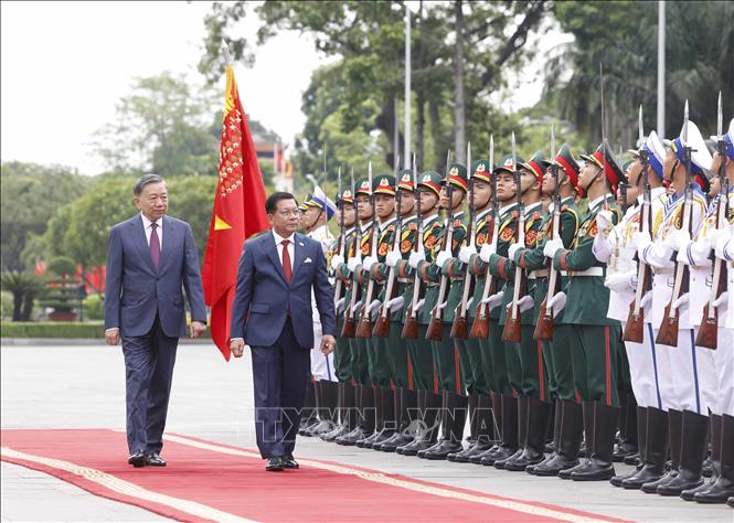 Tổng Bí thư, Chủ tịch nước Tô Lâm và Tổng thống Myanmar Min Aung Hlaing duyệt Đội danh dự Quân đội nhân dân Việt Nam. Ảnh: Thống Nhất – TTXVN