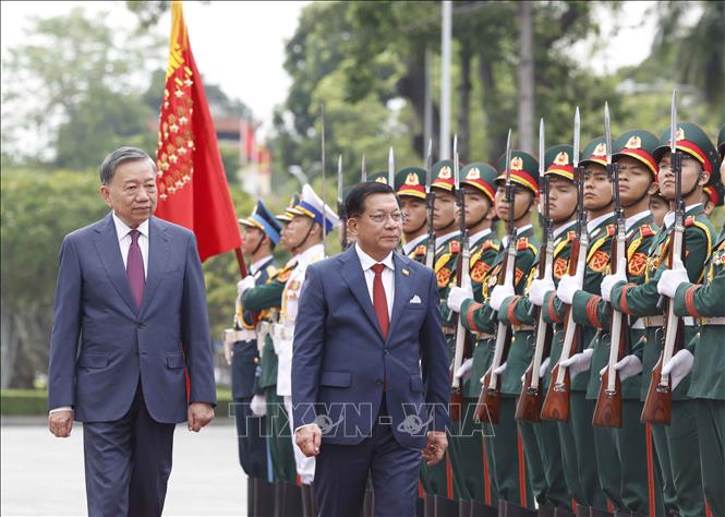 Tổng Bí thư, Chủ tịch nước Tô Lâm và Tổng thống Myanmar Min Aung Hlaing duyệt Đội danh dự Quân đội nhân dân Việt Nam. Ảnh: Thống Nhất – TTXVN