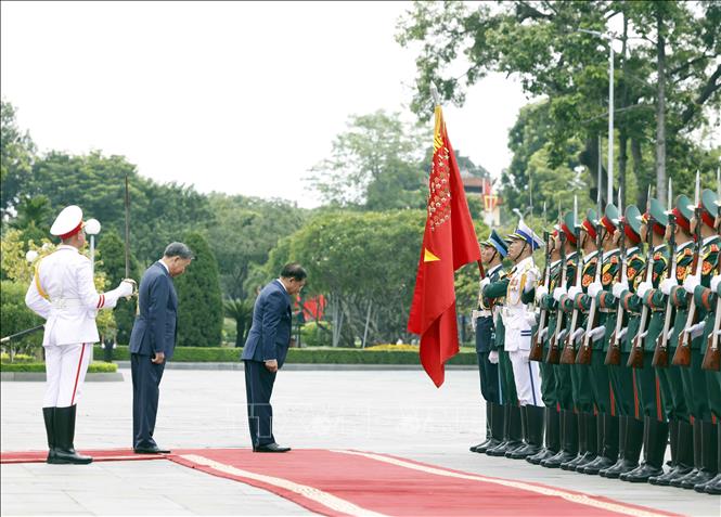 Tổng Bí thư, Chủ tịch nước Tô Lâm và Tổng thống Myanmar Min Aung Hlaing duyệt Đội danh dự Quân đội nhân dân Việt Nam. Ảnh: Thống Nhất – TTXVN