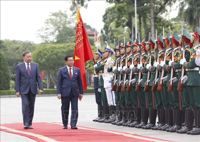 Tổng Bí thư, Chủ tịch nước Tô Lâm và Tổng thống Myanmar Min Aung Hlaing duyệt Đội danh dự Quân đội nhân dân Việt Nam. Ảnh: Thống Nhất – TTXVN