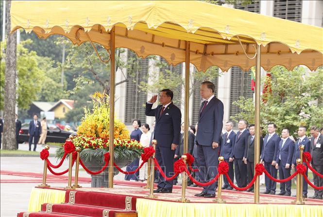 Tổng Bí thư, Chủ tịch nước Tô Lâm và Tổng thống Myanmar Min Aung Hlaing thực hiện nghi thức chào cờ. Ảnh: Thống Nhất – TTXVN