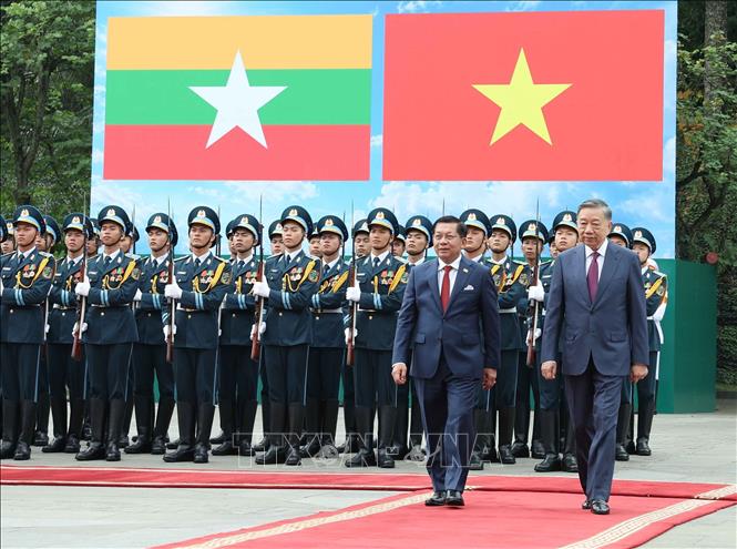Tổng Bí thư, Chủ tịch nước Tô Lâm và Tổng thống Myanmar Min Aung Hlaing duyệt Đội danh dự Quân đội nhân dân Việt Nam. Ảnh: Thống Nhất – TTXVN