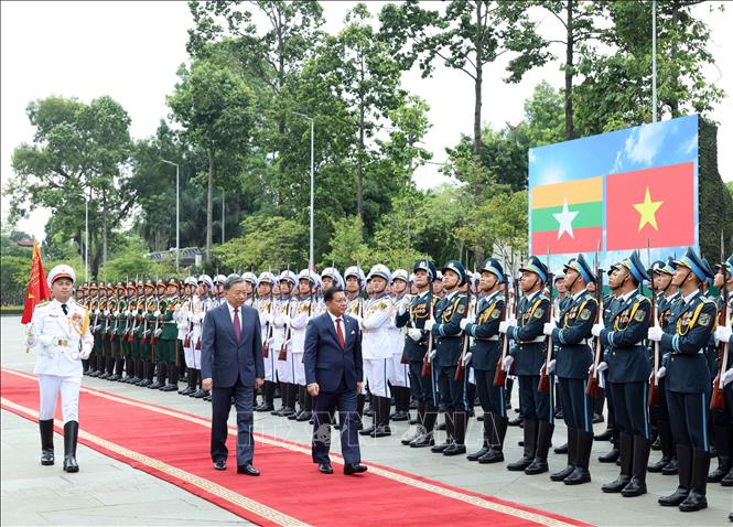 Tổng Bí thư, Chủ tịch nước Tô Lâm và Tổng thống Myanmar Min Aung Hlaing duyệt Đội danh dự Quân đội nhân dân Việt Nam. Ảnh: Thống Nhất – TTXVN
