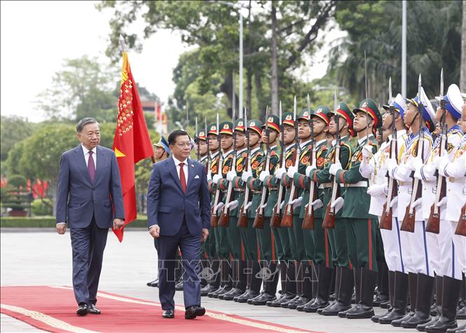 Tổng Bí thư, Chủ tịch nước Tô Lâm và Tổng thống Myanmar Min Aung Hlaing duyệt Đội danh dự Quân đội nhân dân Việt Nam. Ảnh: Thống Nhất – TTXVN