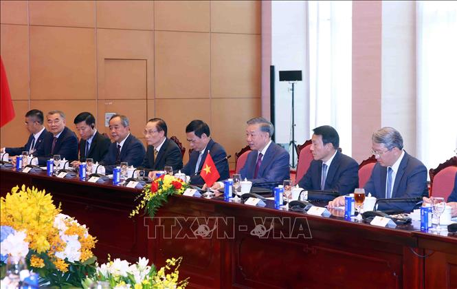 Tổng Bí thư, Chủ tịch nước Tô Lâm và thành viên đoàn Việt Nam tại cuộc hội đàm với Tổng thống Myanmar Min Aung Hlaing. Ảnh: Phạm Kiên - TTXVN