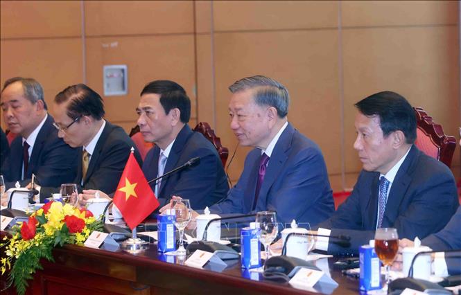 Tổng Bí thư, Chủ tịch nước Tô Lâm và thành viên đoàn Việt Nam tại cuộc hội đàm với Tổng thống Myanmar Min Aung Hlaing. Ảnh: Phạm Kiên - TTXVN