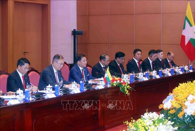 Tổng thống Min Aung Hlaing và thành viên đoàn Myanmar tại cuộc hội đàm với Tổng Bí thư, Chủ tịch nước Tô Lâm. Ảnh: Phạm Kiên - TTXVN