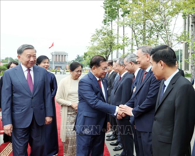 Tổng Bí thư, Chủ tịch nước Tô Lâm giới thiệu thành viên đoàn Việt Nam với Tổng thống Myanmar Min Aung Hlaing và Phu nhân. Ảnh: Thống Nhất – TTXVN
