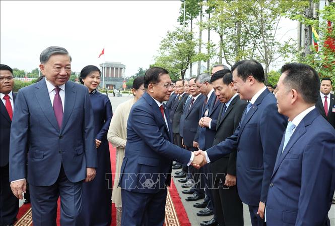 Tổng Bí thư, Chủ tịch nước Tô Lâm giới thiệu thành viên đoàn Việt Nam với Tổng thống Myanmar Min Aung Hlaing và Phu nhân. Ảnh: Thống Nhất – TTXVN