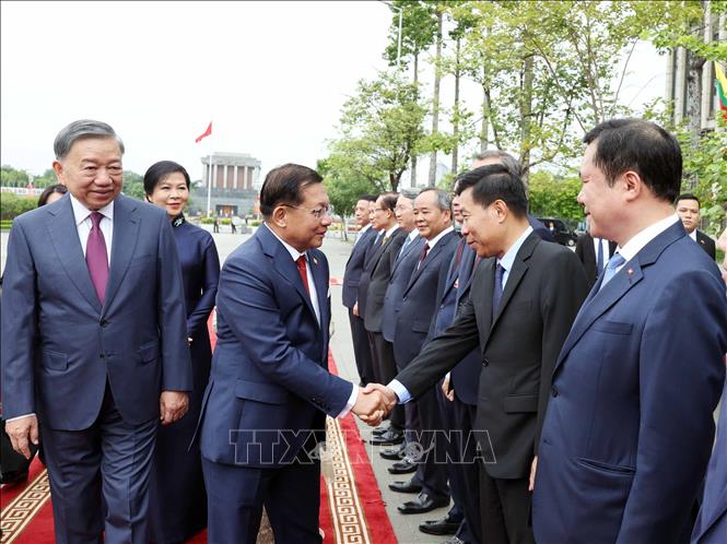 Tổng Bí thư, Chủ tịch nước Tô Lâm giới thiệu thành viên đoàn Việt Nam với Tổng thống Myanmar Min Aung Hlaing và Phu nhân. Ảnh: Thống Nhất – TTXVN