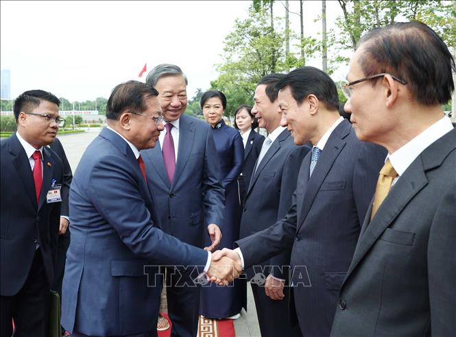 Tổng Bí thư, Chủ tịch nước Tô Lâm giới thiệu thành viên đoàn Việt Nam với Tổng thống Myanmar Min Aung Hlaing và Phu nhân. Ảnh: Thống Nhất – TTXVN