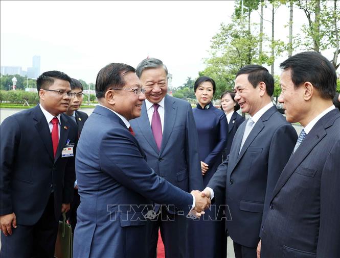 Tổng Bí thư, Chủ tịch nước Tô Lâm giới thiệu thành viên đoàn Việt Nam với Tổng thống Myanmar Min Aung Hlaing và Phu nhân. Ảnh: Thống Nhất – TTXVN