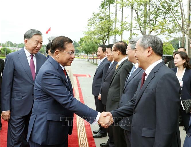 Tổng Bí thư, Chủ tịch nước Tô Lâm giới thiệu thành viên đoàn Việt Nam với Tổng thống Myanmar Min Aung Hlaing và Phu nhân. Ảnh: Thống Nhất – TTXVN