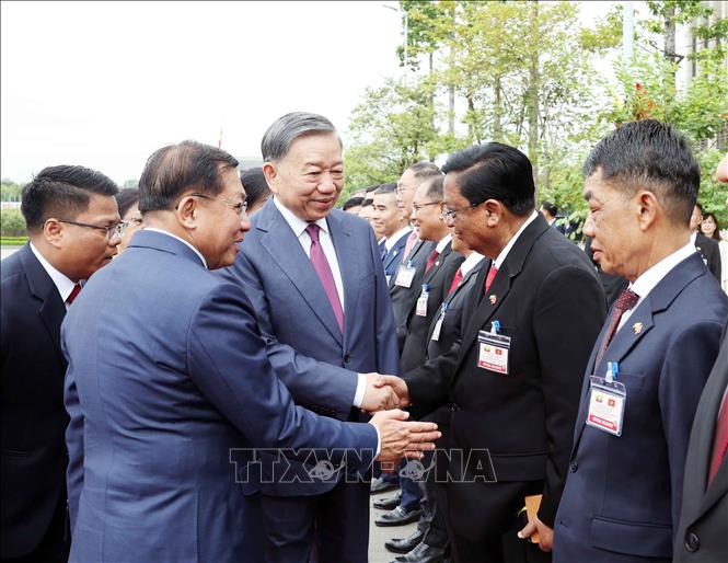 Tổng thống Min Aung Hlaing giới thiệu thành viên đoàn Myanmar với Tổng Bí thư, Chủ tịch nước Tô Lâm. Ảnh: Thống Nhất – TTXVN