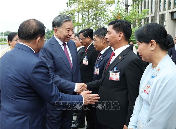Tổng thống Min Aung Hlaing giới thiệu thành viên đoàn Myanmar với Tổng Bí thư, Chủ tịch nước Tô Lâm. Ảnh: Thống Nhất – TTXVN