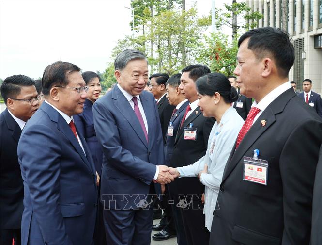 Tổng thống Min Aung Hlaing giới thiệu thành viên đoàn Myanmar với Tổng Bí thư, Chủ tịch nước Tô Lâm và Phu nhân. Ảnh: Thống Nhất – TTXVN