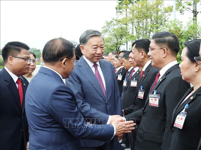 Tổng thống Min Aung Hlaing giới thiệu thành viên đoàn Myanmar với Tổng Bí thư, Chủ tịch nước Tô Lâm. Ảnh: Thống Nhất – TTXVN