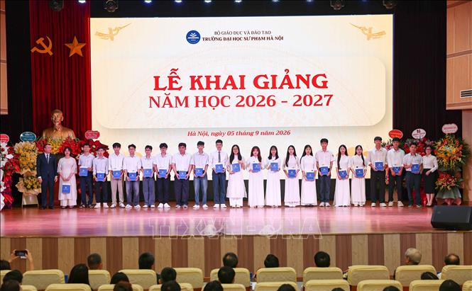 Tặng quà cho tân sinh viên xuất sắc. Ảnh: Thanh Tùng - TTXVN