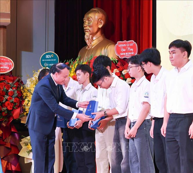 PGS. TS. Nguyễn Đức Sơn - Bí thư Đảng ủy, Hiệu trưởng Trường ĐHSPHN tặng quà cho tân sinh viên xuất sắc. Ảnh: Thanh Tùng - TTXVN
