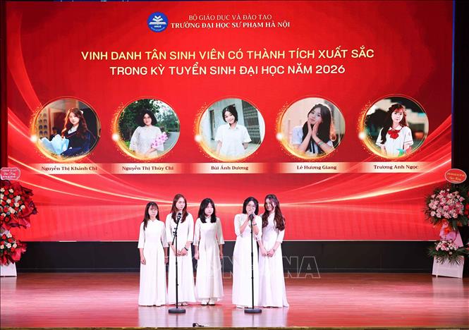 Vinh danh tân sinh viên đạt kết quả cao trong kỳ tuyển sinh. Ảnh: Thanh Tùng - TTXVN