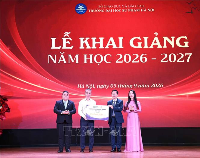 Đại diện các đơn vị trao học bổng dành tặng sinh viên cho nhà trường. Ảnh: Thanh Tùng - TTXVN
