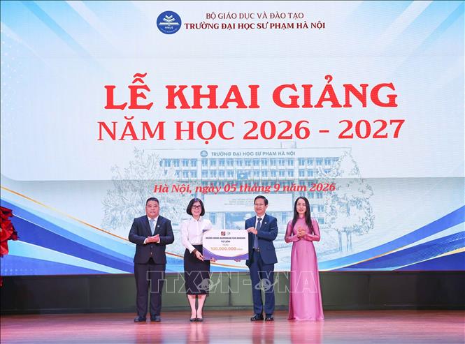 Đại diện các đơn vị trao học bổng dành tặng sinh viên cho nhà trường. Ảnh: Thanh Tùng - TTXVN