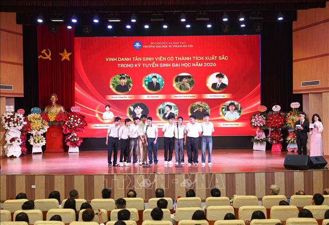 Vinh danh tân sinh viên đạt kết quả cao trong kỳ tuyển sinh. Ảnh: Thanh Tùng - TTXVN