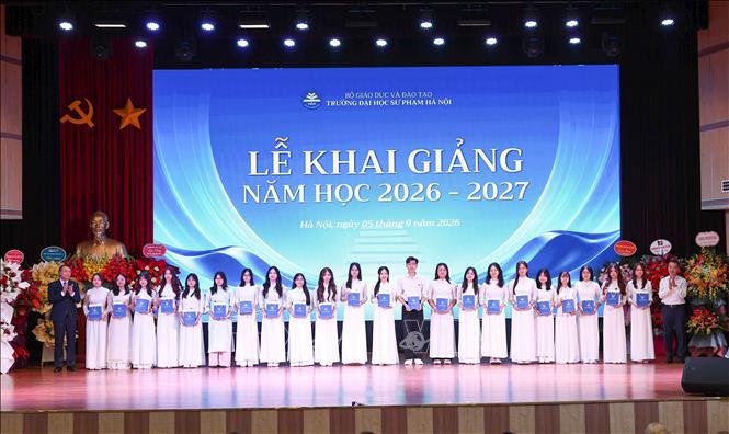 Tặng quà cho tân sinh viên xuất sắc. Ảnh: Thanh Tùng - TTXVN