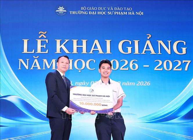 PGS. TS. Nguyễn Đức Sơn - Bí thư Đảng ủy, Hiệu trưởng Trường ĐHSPHN tặng quà cho tân sinh viên xuất sắc. Ảnh: Thanh Tùng - TTXVN