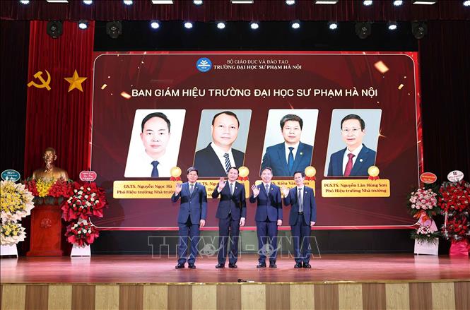 Ban Giám hiệu Trường Đại học Sư phạm Hà Nội chào đón tân sinh viên K76. Ảnh: Thanh Tùng - TTXVN