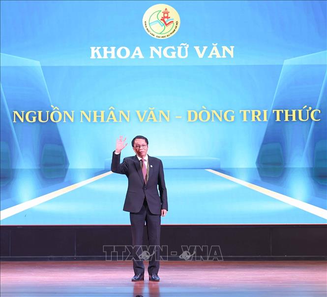 Trưởng Khoa Ngữ văn Hà Văn Minh ra mắt, chào đón tân sinh viên. Ảnh: Thanh Tùng - TTXVN 