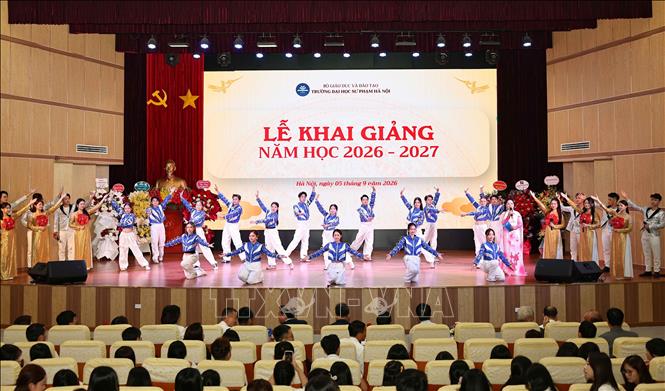 Tiết mục văn nghệ chào mừng. Ảnh: Thanh Tùng - TTXVN