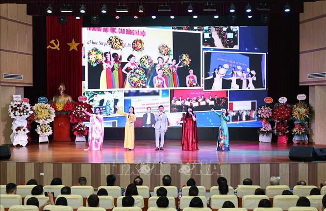 Tiết mục văn nghệ chào mừng do cán bộ, giảng viên Khoa Nghệ thuật biểu diễn. Ảnh: Thanh Tùng - TTXVN