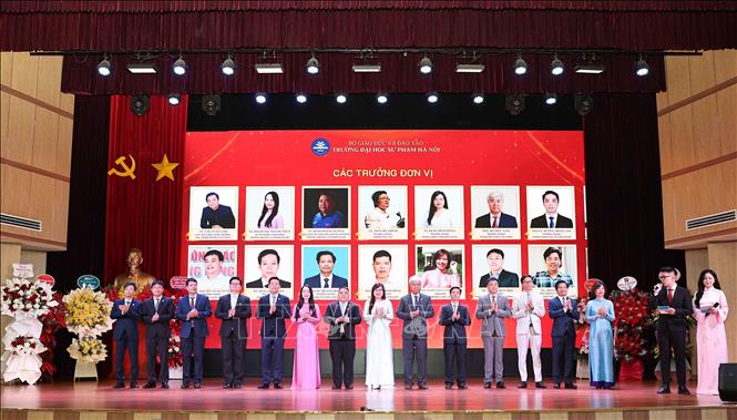 Trưởng các đơn vị chào đón Tân sinh viên K76. Ảnh: Thanh Tùng - TTXVN