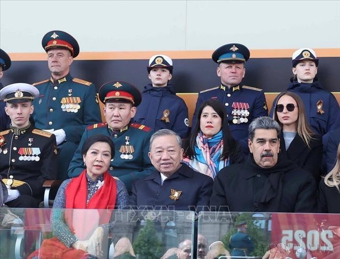 Tổng Bí thư Tô Lâm và Phu nhân tham dự Lễ duyệt binh Kỷ niệm 80 năm Ngày Chiến thắng trong Chiến tranh Vệ quốc vĩ đại (1945–2025), tại Quảng trường Đỏ ở thủ đô Moskva, Liên bang Nga (5/2025). Ảnh: Thống Nhất – TTXVN
