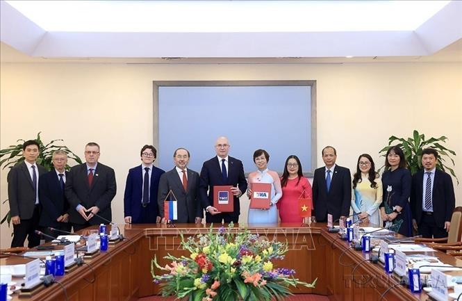 Tổng Giám đốc TTXVN Vũ Việt Trang và Tổng giám đốc TASS Andrey Kondrashov trao thoả thuận hợp tác giữa TTXVN và Hãng thông tấn TASS (Liên bang Nga), chiều 24/2/2026. Ảnh: Tuấn Anh - TTXVN