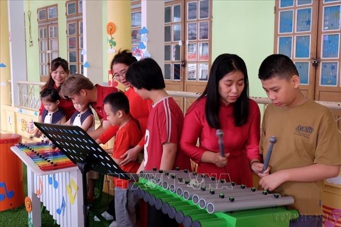 Trung tâm Hỗ trợ phát triển giáo dục hòa nhập tỉnh Sơn La tiếp nhận công trình “Khu vui chơi âm nhạc” cho trẻ em rối loạn phổ tự kỷ trong địa bàn tỉnh. Đây là món quà từ Câu lạc bộ tình nguyện Vòng tay Việt Nga trực thuộc Hội Sinh viên Việt Nam tại Nga (8/2025). Ảnh: TTXVN phát
