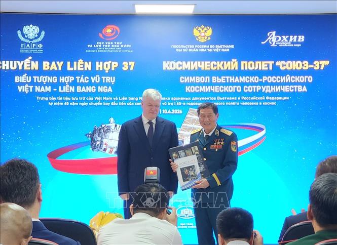 Ông Efimenko Andrey Ruslanovich, Cơ quan Lưu trữ Liên bang Nga tặng sách về Chuyến bay Liên hợp 37 cho Trung tướng, Anh hùng Lực lượng vũ trang nhân dân Phạm Tuân (4/2026). Ảnh: Chu Thanh Vân – TTXVN