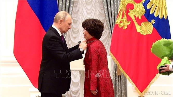 Anh hùng Lao động Thái Hương, Chủ tịch Tập đoàn TH là một trong năm đại biểu các nước Italia, Shri-Lanka, Israel, Đức và Việt Nam được Tổng thống Vladimir Putin đích thân gắn Huân chương Hữu nghị vì đã có đóng góp vào việc củng cố sự thống nhất của quốc gia Nga, củng cố tình hữu nghị giữa các dân tộc (11/2025). Ảnh: Tâm Hằng - TTXVN