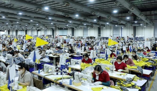 Dệt may xếp ở vị trí thứ 2 các nhóm hàng có kim ngạch xuất khẩu lớn nhất của Việt Nam sang Nga. Trong ảnh: Sản xuất đồ thể thao cao cấp xuất khẩu tại Công ty TNHH Mensa. Ảnh: Quốc Khánh – TTXVN