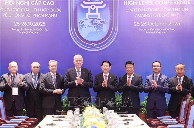 Chủ tịch nước Lương Cường tiếp Tổng Công tố Nga Alexander Vladimirovich Gutsan sang Việt Nam tham dự Lễ mở ký và Hội nghị cấp cao Công ước của Liên hợp quốc về Chống tội phạm mạng (Công ước Hà Nội, tháng 10/2025). Ảnh: Lâm Khánh – TTXVN