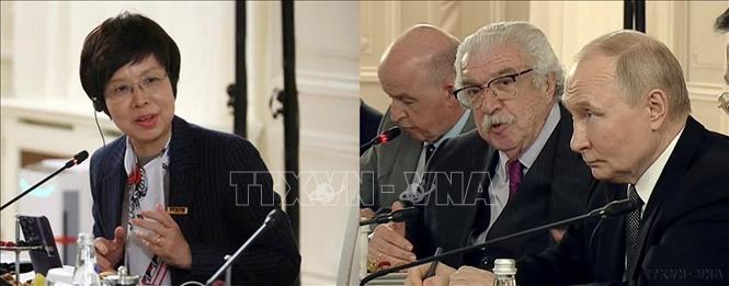 Tổng thống LB Nga Vladimir Putin trả lời phỏng vấn Tổng Giám đốc TTXVN Vũ Việt Trang và Trưởng đoàn các hãng thông tấn OANA, đại diện cơ quan truyền thông lớn trên thế giới trong ngày đầu tiên của Đại hội đồng Tổ chức các hãng thông tấn châu Á - Thái Bình Dương (OANA) lần thứ 19 và các sự kiện liên quan tại thành phố Saint Petersburg (6/2025). Ảnh: Quang Vinh- TTXVN
