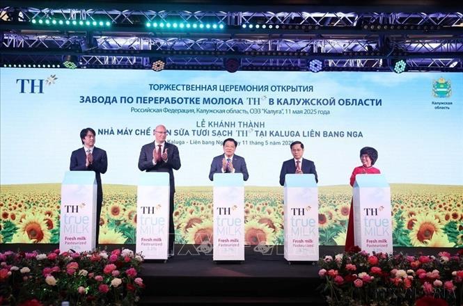 Các đại biểu thực hiện nghi thức khánh thành Nhà máy chế biến sữa tươi sạch TH của Tập đoàn TH tại tỉnh Kaluga, Liên bang Nga (5/2025). Ảnh: Thống Nhất – TTXVN