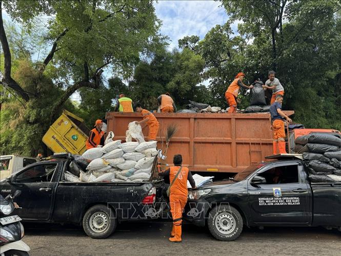 Các nhân viên môi trường làm việc tại khu dân cư Selong, Jakarta. Ảnh: Đỗ Quyên – PV TTXVN tại Indonesia