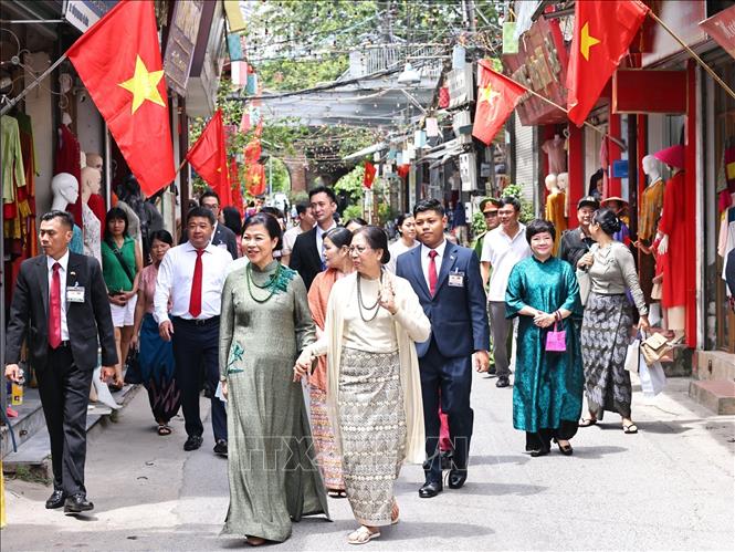 Phu nhân Ngô Phương Ly và Phu nhân Kyu Kyu Hla tham quan làng lụa Vạn Phúc. Ảnh: Minh Đức – TTXVN