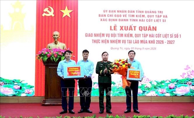 Đại tá Trương Viết Hải, Chính ủy Bộ CHQS tỉnh Quảng Trị trao quà của UBND tỉnh, Ban chỉ đạo về tìm kiếm, quy tập và xác định danh tính hài cốt liệt sĩ tỉnh động viên Đội thực hiện nhiệm vụ tại Lào. Ảnh: Võ Dung - TTXVN