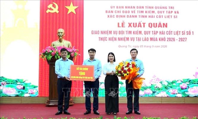 Lãnh đạo Sở Tài chính tỉnh Quảng Trị tặng quà động viên Đội tìm kiếm, quy tập hài cốt liệt sĩ số 1 lên đường thực hiện nhiệm vụ. Ảnh: Võ Dung - TTXVN